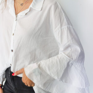 Camisa branca com folhos